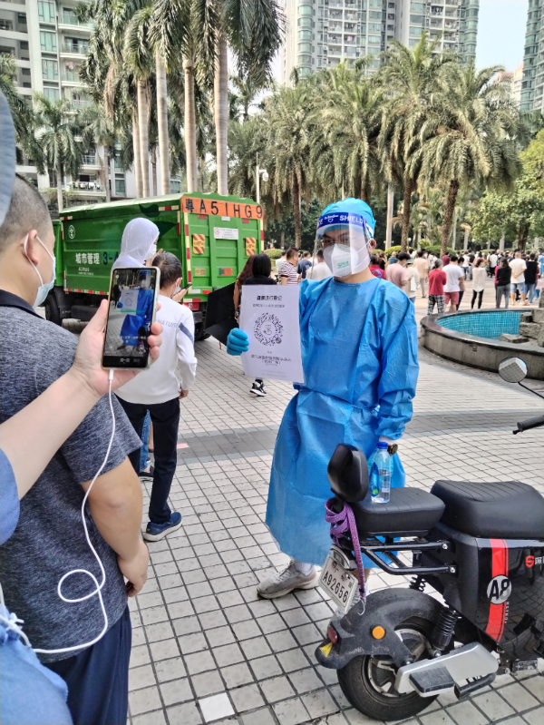 2.集團審計部謝虎負責(zé)維持核酸檢測隊伍秩序和引導(dǎo)、查驗健康碼等.jpg