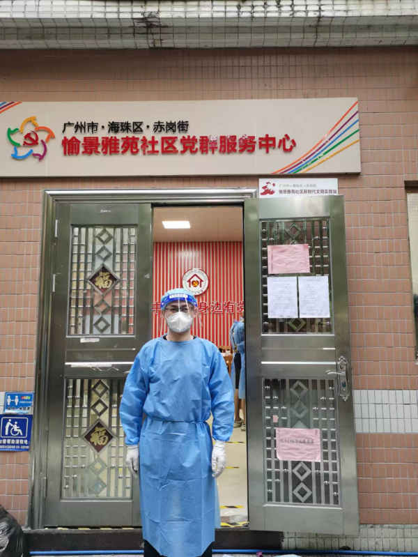 4.研究院鄒祥波協(xié)助開展全員核酸檢測，主要負責(zé)查驗健康碼、分流引導(dǎo)人群、維持現(xiàn)場秩序、幫扶困難群眾等工作.jpg