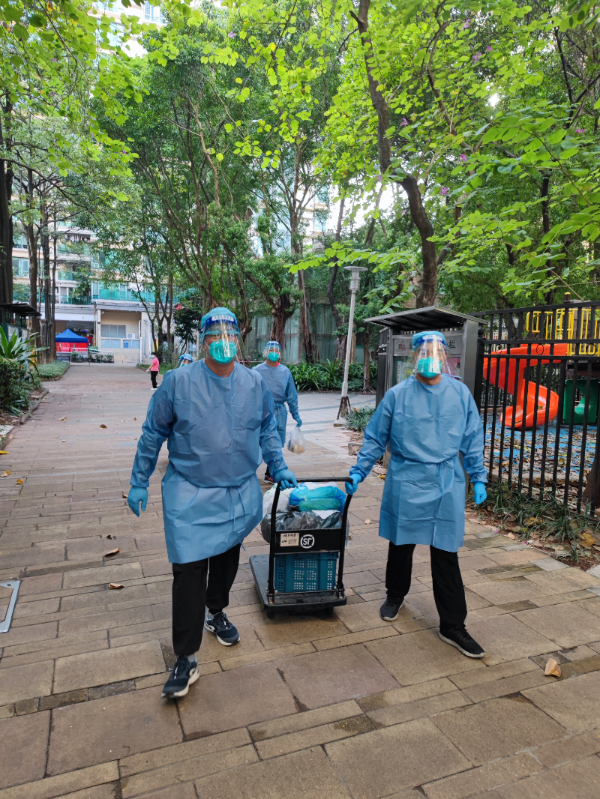 5.粵華發(fā)電公司李志軍為小區(qū)封控樓住戶派送生活物資及藥品.jpg