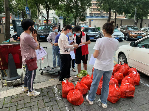 劉洋為社區居民配設生活物資。.jpg