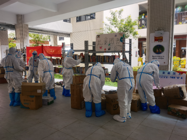 圖3：廣東能源集團(tuán)疫情防控突擊隊(duì)搭建方艙“等一朵花開圖書館”.jpg