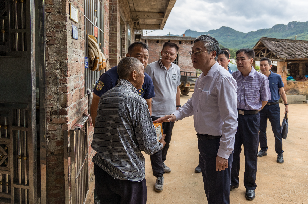 在連江口遭遇百年一遇洪災(zāi)后，恒健控股公司黨委書記、董事長(zhǎng)唐軍帶隊(duì)前往連江口鎮(zhèn)調(diào)研救災(zāi)復(fù)產(chǎn)工作。.jpg
