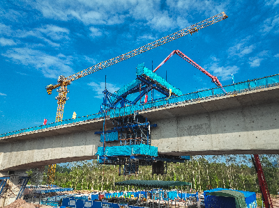 等待澆筑的跨宋龍河特大橋跨規劃肇明高速連續梁.jpg