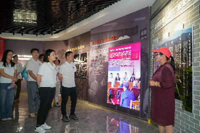 全體黨員參觀連樟客廳.jpg