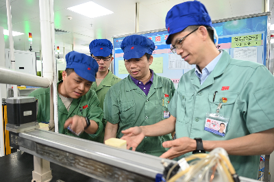 圖為書記項目攻堅團隊到生產車間進行三現主義，對新投入的設備進行優化.png